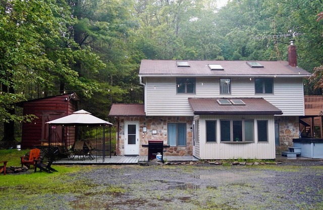 Cozy 3-bedroom house in secluded area of Pocono Lake!