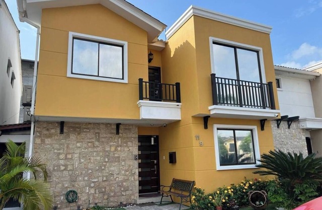 Cozy 3-bedroom house in Urbanizacion Mallorca Village en la via Samborondon