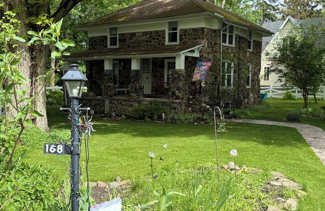 Cozy 3-bedroom house in charming Fredonia with AC, WiFi
