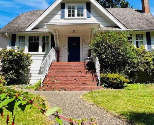 Cozy 3 bedroom house in Vancouver to stay
