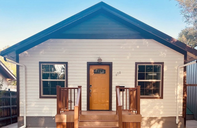 Cozy 3-bedroom house in charming Casper with AC, WiFi. Centrally located!