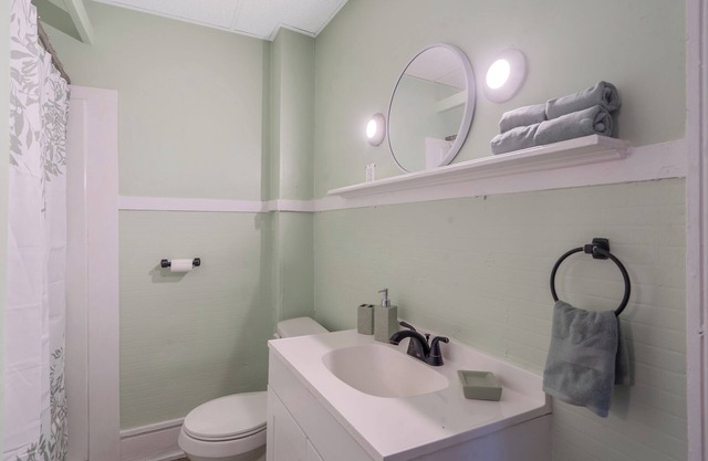 Cozy 3-bedroom house in charming Oswego close to everything, long stays allowed
