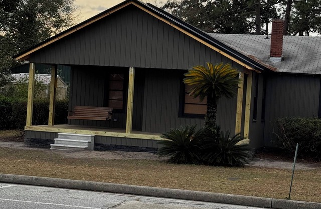 Cozy 3 Bedroom House Next To The Train Tracks