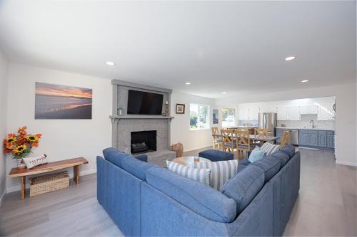 Cozy 3-bedroom house, ocean view, walk to beach!