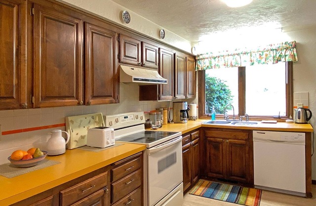 Cozy 3-bedroom house in tranquil Corvallis with WiFi, AC. Relax and unwind