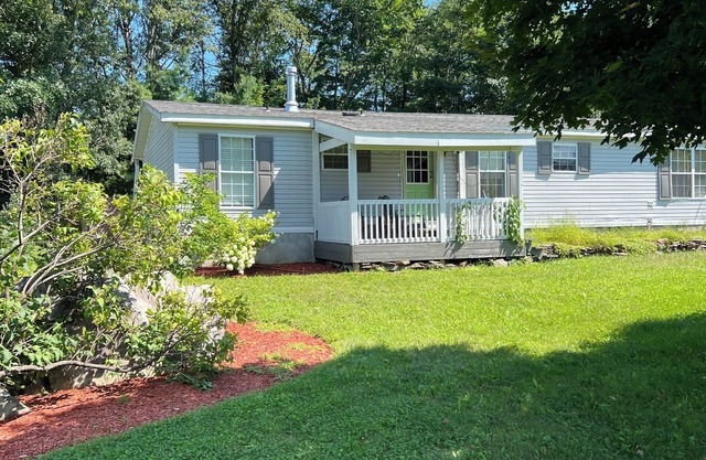 Cozy 3-bedroom house in charming Skowhegan with AC, WiFi. Quiet neighborhood.