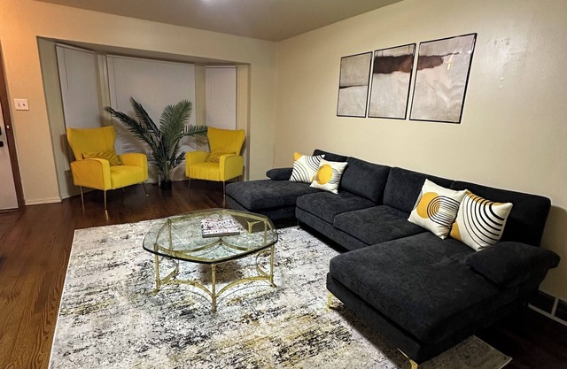 Cozy 3 bedroom house in Southfield with Wifi full kitchen and smart TVs