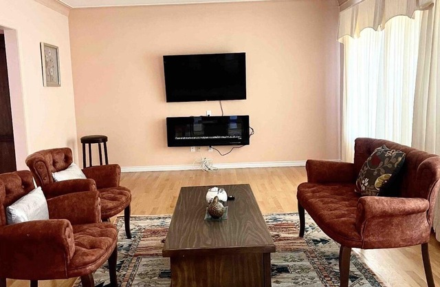 Cozy 3 bedroom house with pool table