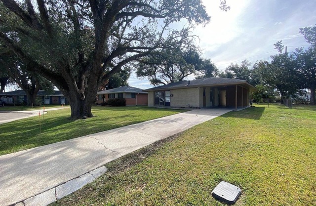Cozy 3-bedroom house with WiFi in quiet neighborhood