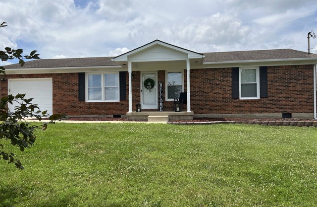 Cozy 3 bedroom in country , close to town