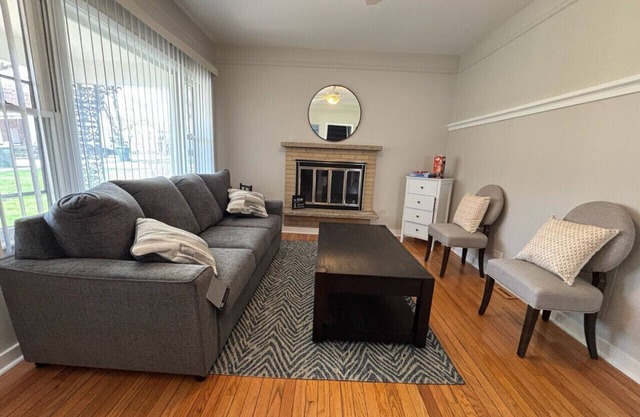Cozy 3 bedroom in DT Libertyville Near Naval Base!