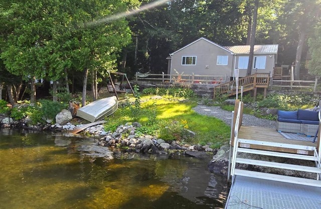 Cozy 3-bedroom Lakefront camp on Great Pond in Belgrade Maine w/ WiFi, AC