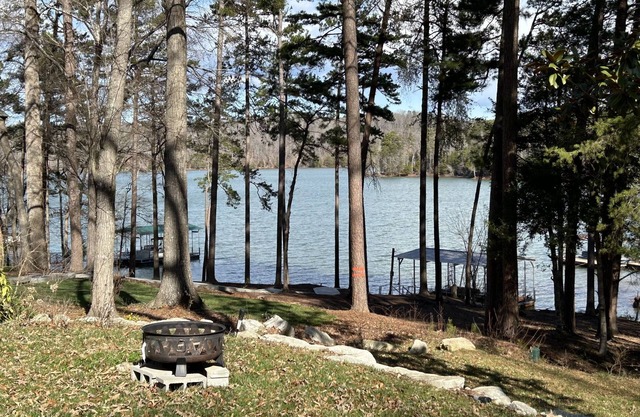 Cozy 3-bedroom lakefront cottage in beautiful Clemson, SC