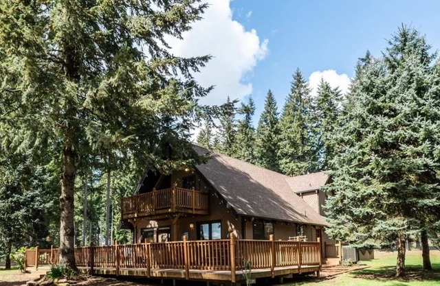 Cozy 3 bedroom lodge with hot tub on 3.5 acres