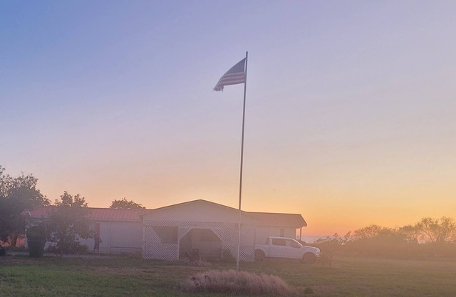 Cozy 3-bedroom mobile home with WiFi, AC, game room just outside of Eldorado.