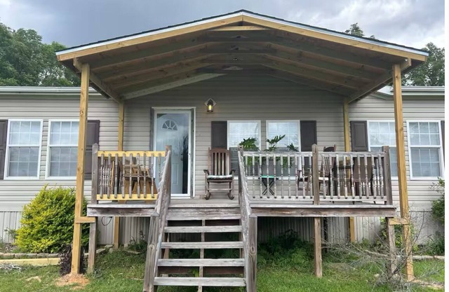 Cozy 3-bedroom mobile home in delightful Magnolia with AC, WiFi