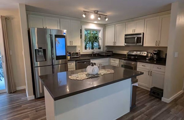 Cozy 3-bedroom Pet Friendly house in delightful Bothell with AC, WiFi