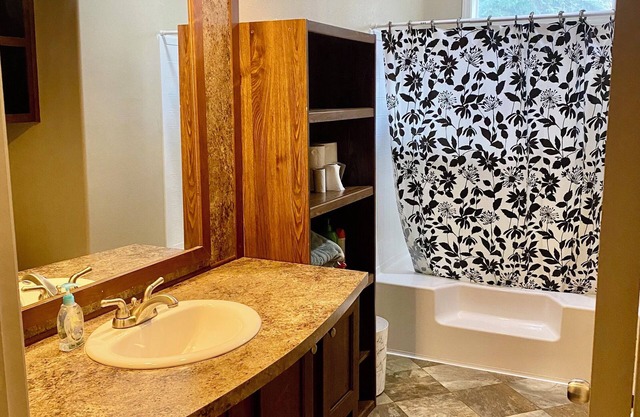 Cozy 3-Bedroom Retreat in Forks, WA – Your Tranquil Hideaway Awaits!