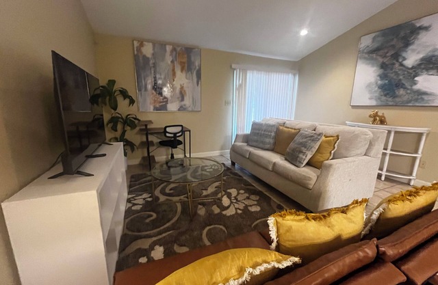Cozy 3-bedroom townhome in Valdosta w/ amenities