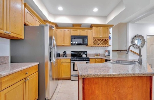 Cozy 3-bedroom townhome in adorable Downey with AC, WiFi
