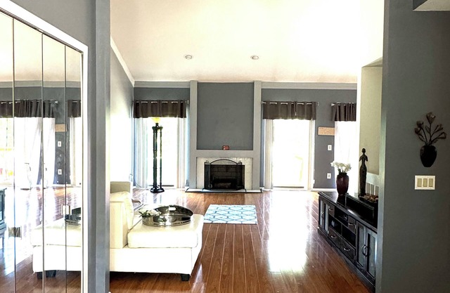 Cozy 3-bedroom condo with WiFi and fitness in delightful Farmington Hills