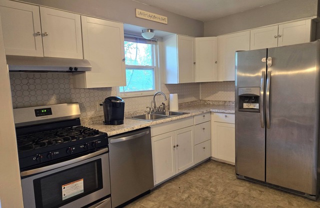 Cozy 3-bedroom house with WiFi and AC in enjoyable Maryland Heights