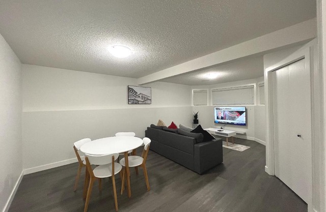 Cozy 3 beds Suite Near Calgary Airport Sleeps 6