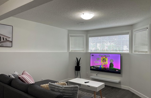 Cozy Suite Near Airport Calgary! Family-sized with 3 big beds