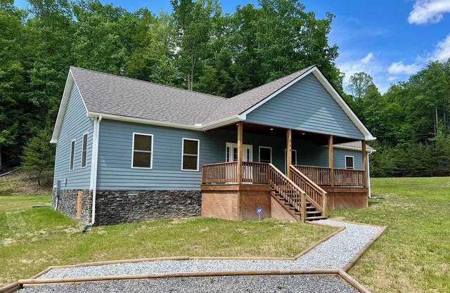 Cozy 3 BR Cabin with Pond on 3 acres / New River Gorge / Summersville Lake