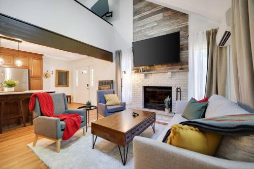 Cozy 3 BR Game Area Fire Pit