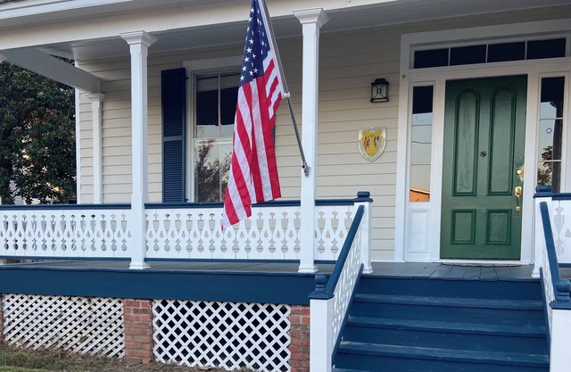 Cozy 3 BR in Historical District with screened in porch. Newly remodeled.