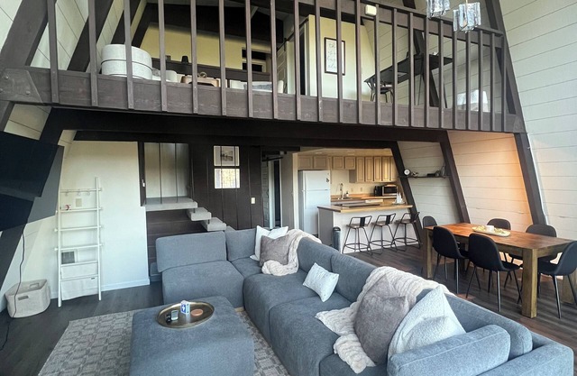 Cozy 3-Level cabin in Groveland with WiFi, stunning views, deck and hot tub