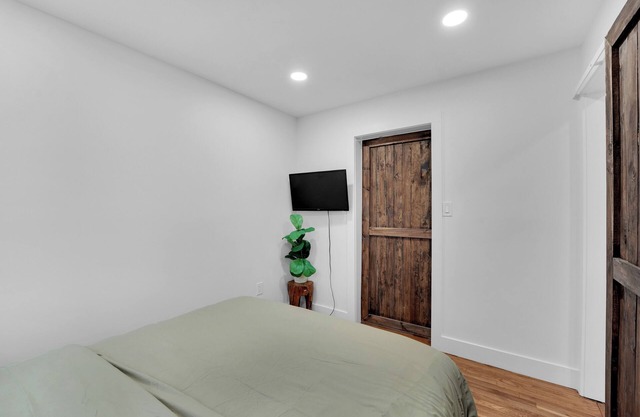 Cozy 3-bedroom condo with AC and WiFi in lovely North Brunswick Township
