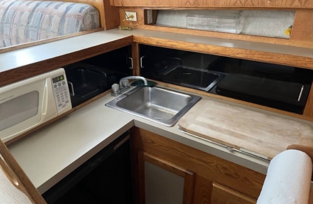 Cozy 34’ House Boat in Providence/East Providence Bay