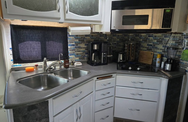 Cozy 38 foot RV minutes from Lake Ivie with boat parking/plug