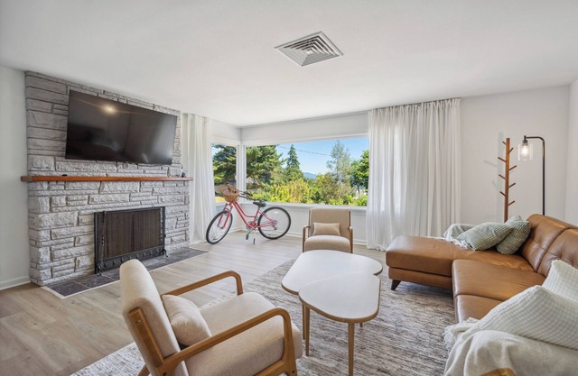 Cozy 3B1B home 5 min to airport with AC, WiFi, Parking!