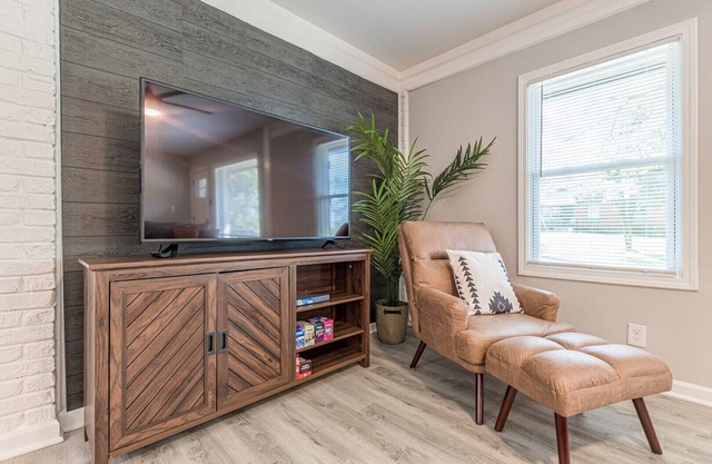 Cozy 3BD Bungalow near State Farm Arena, Six Flags, Airport