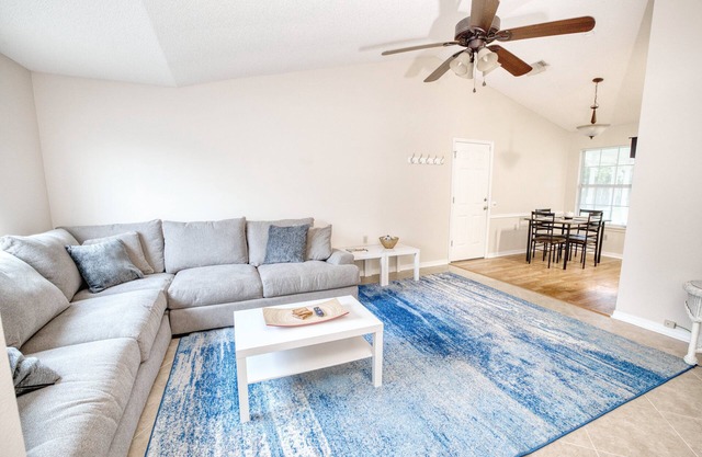 Cozy 3BD close to Pensacola & Navarre Beaches!