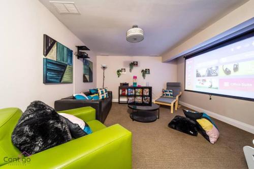 Cozy 3BD w/AC, Patio, Theatre Room, 15 min to DT