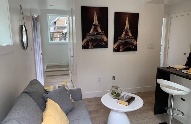 Cozy 3bdrm lane house near beautiful park & Cambie Village, near Downtown & YVR