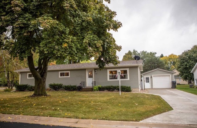 Cozy 3BR 1.5B Home in Marshfield Snow Removal Incl