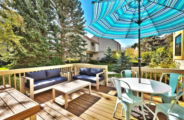 Neu renovierte und möblierte Racquet Club Wohnung. Auf der Buslinie in der Nähe von allen!