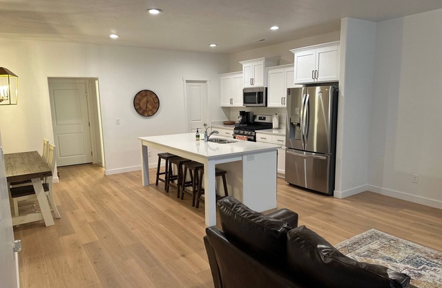 Cozy 3BR/2.5BA Townhome - Prime Location Near Universities & Ski Slopes!