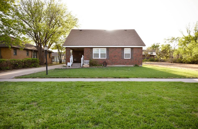 Cozy 3BR/2BA remodeled bath / park view and yard games! Discounts given here.