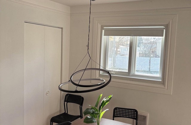 Cozy 3BR Apt. | Close to Subway & Good Walkability