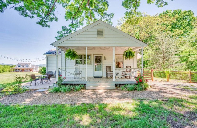 Cozy 3BR Cottage | Amazing View, Firepit, Big Yard