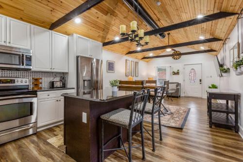 Cozy 3br downtown red door house