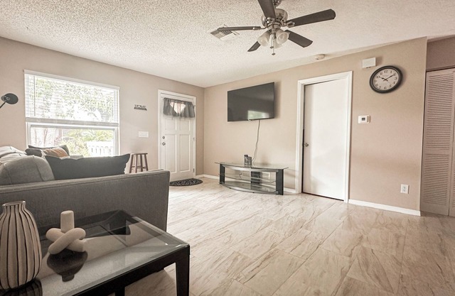 Cozy 3BR Family Home w/Office, Full Kitchen & Peaceful Vibe