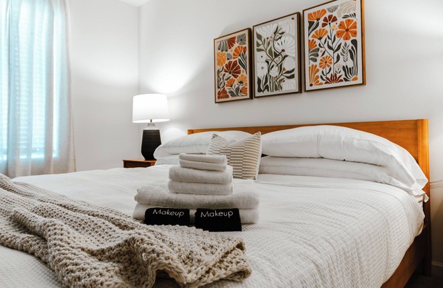 Cozy 3BR Getaway- Mins to UA, King Bed