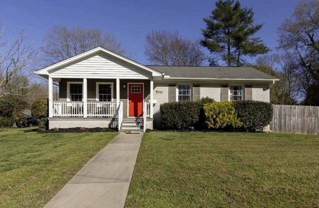 Cozy 3BR House with Private Backyard and Easy Access to Uptown Charlotte